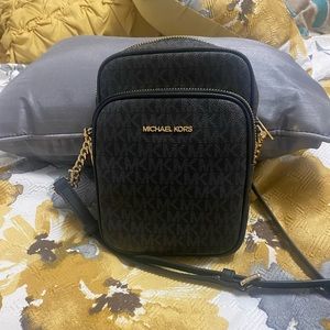 MICHAEL KORS JET SET TRAVEL LOGO CROSSBODY